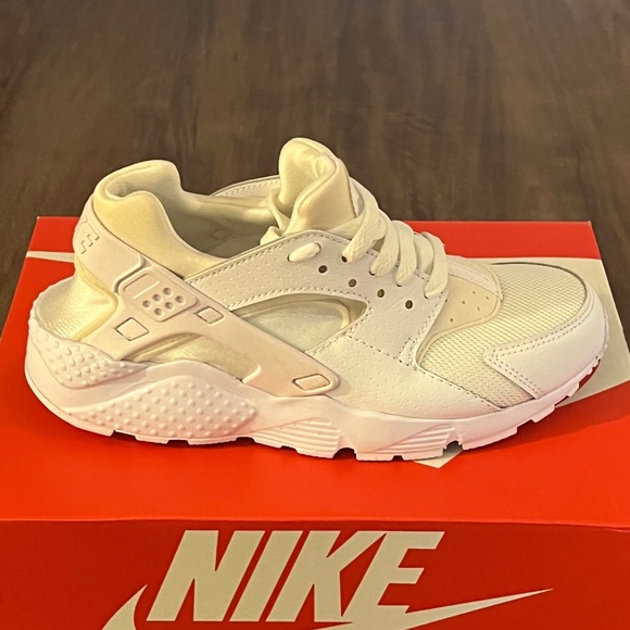 White Nike Huarache Run (GS) Sneakers - Size 4Y - Picture 2 of 6